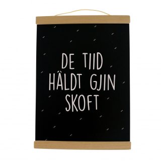Poster De Tiid Haldt Gjin Skoft A4 met Poster ophangsysteem Zwart A4 - Krúskes.nl