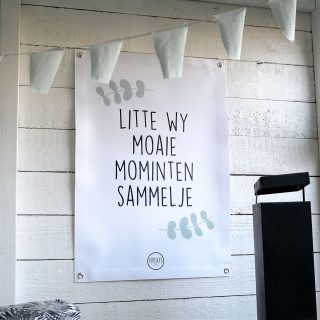 Friese Tuinposter - Litte Wy Moaie Mominten Sammelje - sfeerfoto 2 - Krúskes.nl
