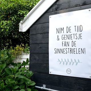 Friese Tuinposter - Nim De Tiid & Genietsje Fan De Sinnestrielen - sfeerfoto - Krúskes.nl
