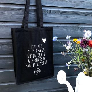 Friese schoudertas - Litte wy de blomkes - sfeerfoto - kruskes.nl