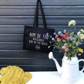 Friese schoudertas - Nim de tiid - sfeerfoto - kruskes.nl