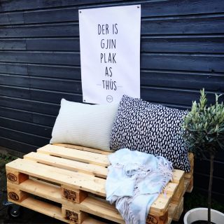 Der is gjin plak as thús tuinposter