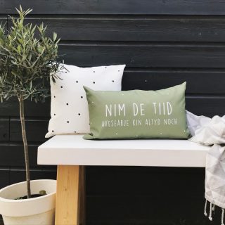 Buitenkussen nim de tiid & daaldersk plakje