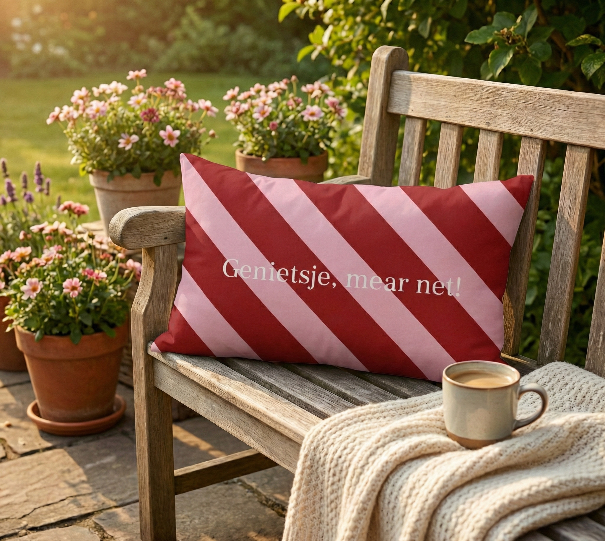 Buitenkussen 'Genietsje, mear net' - 60x40 cm - Afbeelding 2